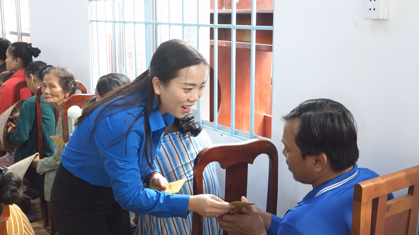 Bí thư Tỉnh Đoàn Sóc Trăng tặng quà Tết cho người dân.