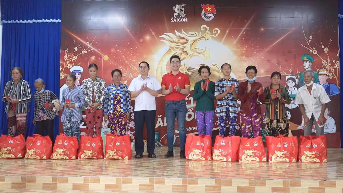 Trao tặng quà cho bà con vui xuân, đón Tết.
