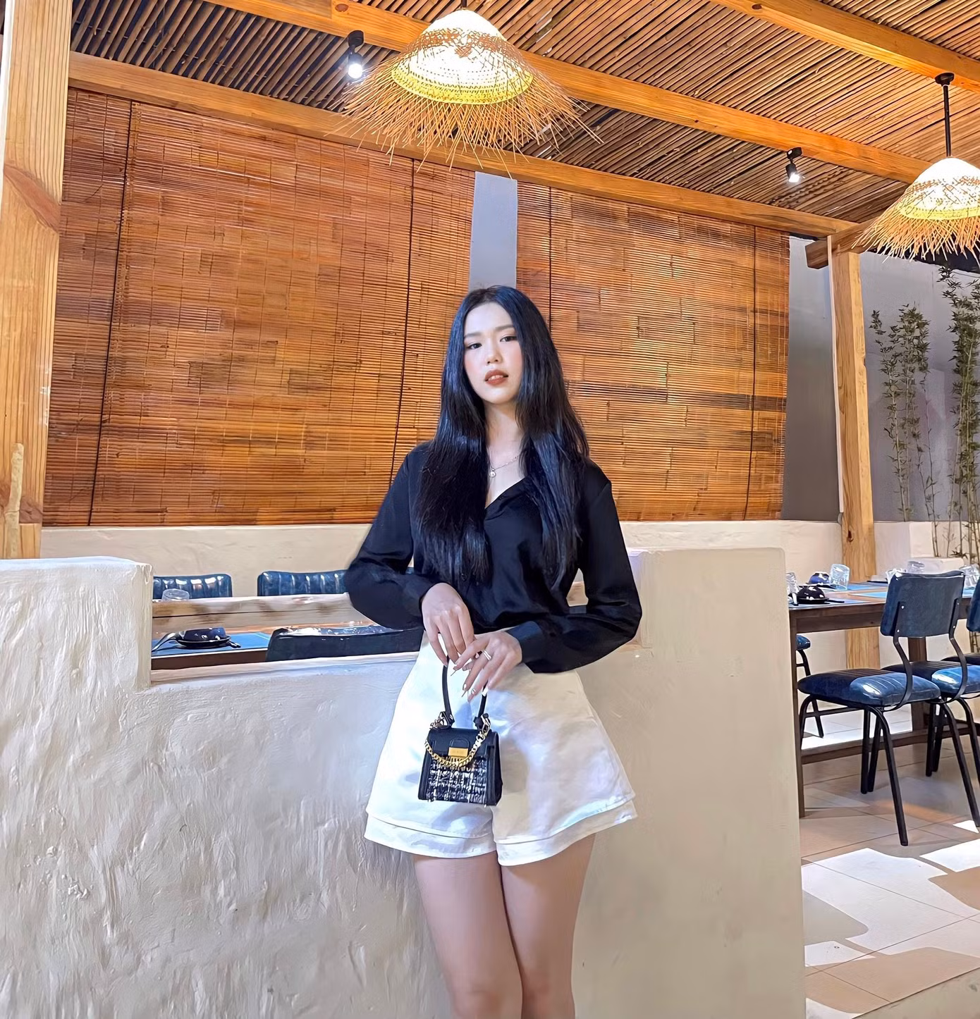 Mỹ Phụng đến từ vùng đất Kiên Giang, ngay từ nhỏ đã bộc lộ tính cách lanh lợi, hoạt bát giống mẹ và thừa hưởng được chiều cao của ba. Cũng chính vì thế, trong các hoạt động, hội thi của trường, nữ sinh 10x đều thể hiện sự khéo léo và thông minh.
