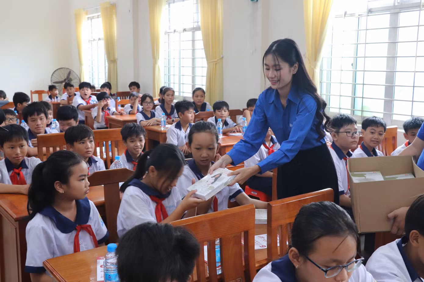 Hoa hậu môi trường Nguyễn Thanh Hà Tặng quà cho học sinh tại Bến Tre.