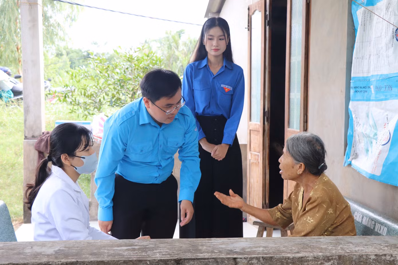Anh Phan Thanh Trẻ - Phó Bí thư Tỉnh Đoàn Bến Tre cùng Hoa hậu môi trường Nguyễn Thanh Hà thăm hỏi người cụ già tại xã An Hiệp (Ba Tri, Bến Tre).