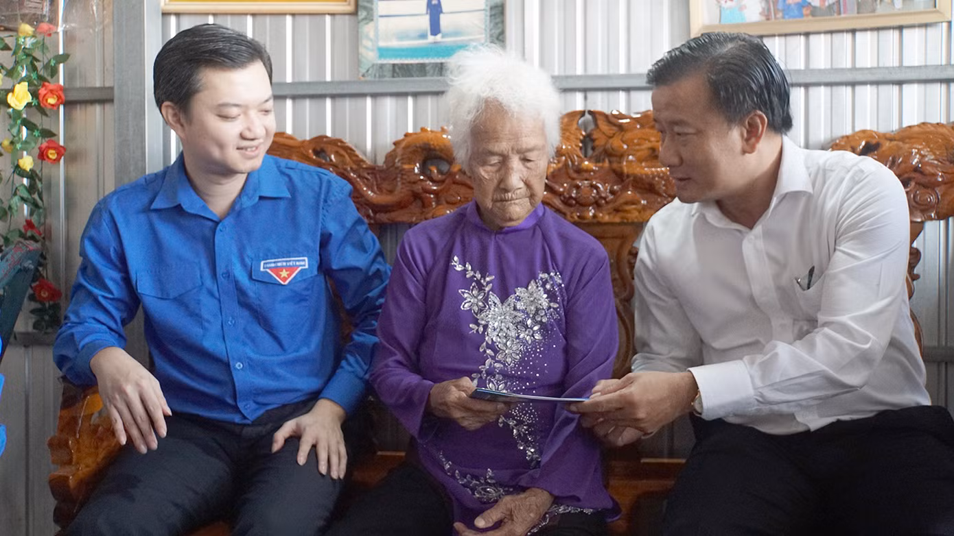 Bí thư Trung ương Đoàn thăm hỏi, chúc mừng năm mới, tặng quà Mẹ Việt Nam anh hùng Huỳnh Thị Lùn (90 tuổi) ở ấp Bình Thành B, xã Bình Thạnh, TP. Hồng Ngự. Ảnh: Hòa Hội