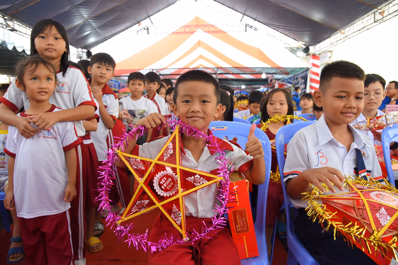 Các em thiếu nhi háo hức nhận quà Trung thu. Ảnh: Hòa Hội
