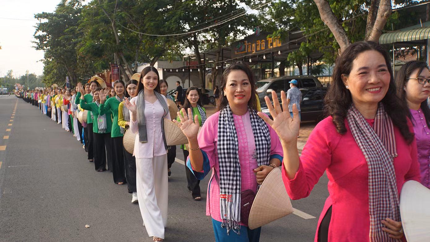 Gần 5.000 phụ nữ diễu hành ở Công viên sông Hậu, quận Ninh Kiều, TP Cần Thơ tại lễ hội trang phục áo dài, áo bà ba sáng 14/10 với chủ đề "Duyên dáng Phương Nam". Ảnh: Hòa Hội.