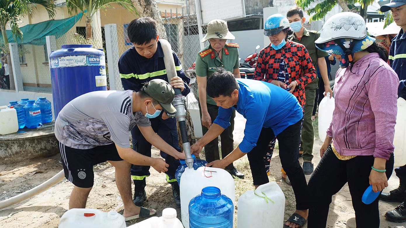 Ngày 29/4, đang dịp nghỉ lễ 30/4 – 1/5, nhưng nhiều đoàn viên thanh niên tỉnh Bến Tre không ngại nắng nóng oi bức, vẫn nhiệt tình hỗ trợ bà con nước sạch sinh hoạt. Ảnh: Hòa Hội