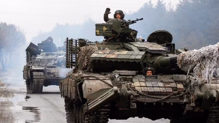 Binh sĩ Ukraine tiến về chiến tuyến đương đầu lực lượng Nga ở vùng Lugansk ngày 25/2. Ảnh: Getty Images.