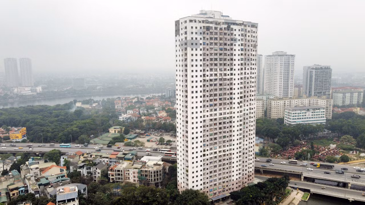 Còn các tầng từ 26 trở lên đều không nằm trong quy hoạch được phê duyệt, chủ đầu tư đã tự ý chuyển đổi mục đích sử dụng, xây dựng vượt tầng. Do đó, tính pháp lý của các căn hộ này trở nên mập mờ.