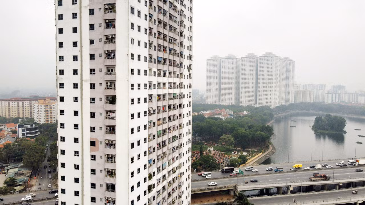 Được biết, do sai phạm liên quan đến dự án VP6 Linh Đàm, ông Lê Huy Lân, nguyên Tổng Giám đốc Công ty CP Coma 18 bị Cơ quan An ninh điều tra Công an TP Hà Nội ra quyết định khởi tố bị can, lệnh bắt bị can để tạm giam về tội "Vi phạm quy định về quản lý, sử dụng tài sản Nhà nước, gây thất thoát, lãng phí".