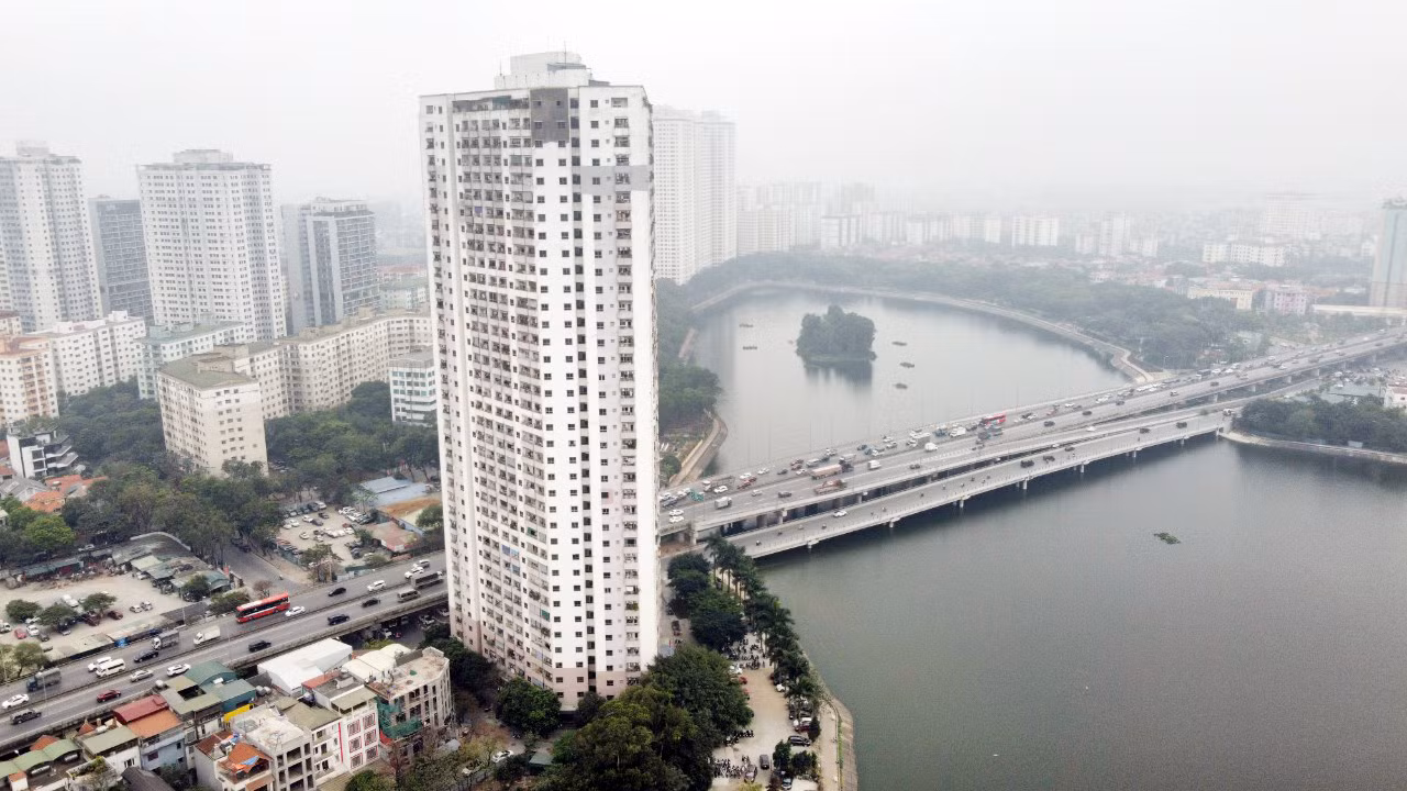 Trước đây, lô đất này thuộc sở hữu của Coma 18, sau đó được Công ty hợp tác với doanh nghiệp tư nhân Xây dựng số 1 Điện Biên để thực hiện dự án đầu tư xây dựng tòa nhà hỗn hợp văn phòng, dịch vụ thương mại và nhà ở cao tầng VP6.