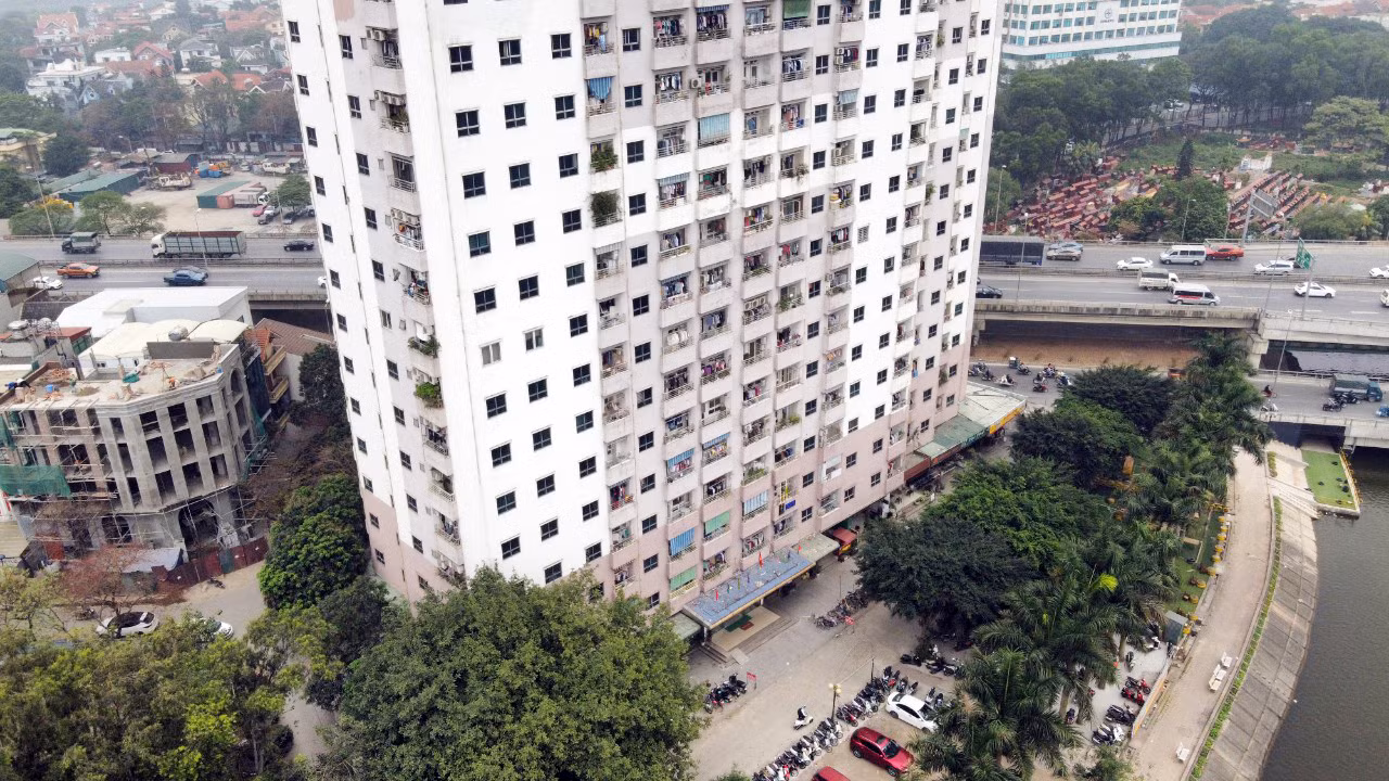 Do sai phạm liên quan đến dự án VP6 Linh Đàm, ông Lê Huy Lân, nguyên Tổng Giám đốc Công ty CP Coma 18 bị Cơ quan An ninh điều tra Công an TP Hà Nội ra quyết định khởi tố bị can, lệnh bắt bị can để tạm giam về tội "Vi phạm quy định về quản lý, sử dụng tài sản Nhà nước, gây thất thoát, lãng phí".