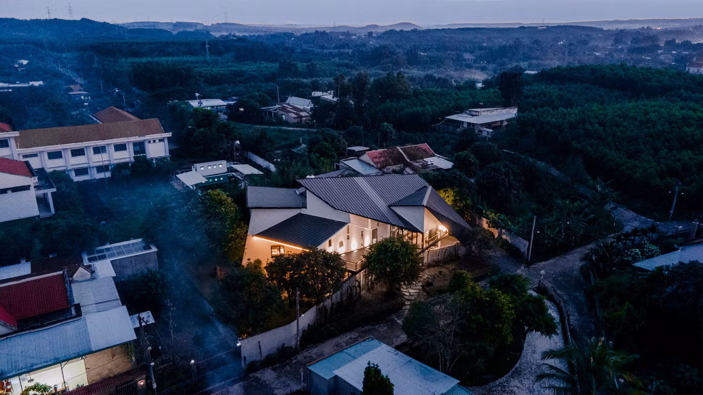 Trong văn hóa Việt Nam, giờ ăn là thời gian lý tưởng để cả gia đình quây quần bên nhau. Tuy nhiên, với công nghệ xây dựng cũ cũng như quan niệm tôn giáo, bếp và phòng ăn thường được bố trí ở phía sau nhà. Điều này vô tình tạo ra khoảng cách giữa các thành viên trong gia đình. Nắm bắt được điều này trong cách bố trí nhà truyền thống, ngôi nhà này đã lấy khu vực bếp và phòng ăn làm trung tâm.