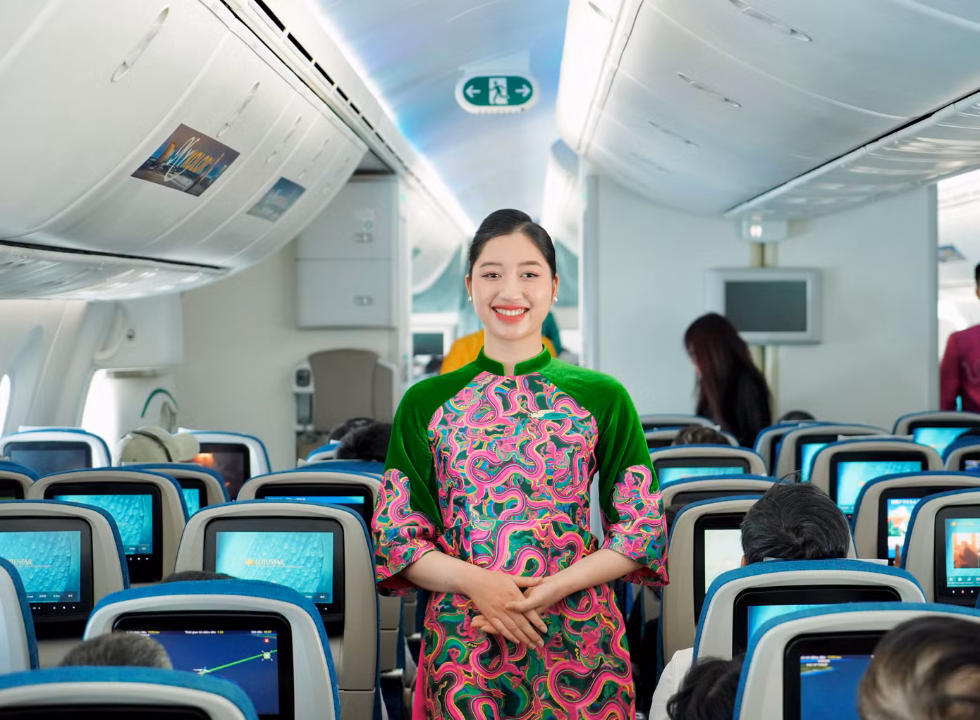 Trên các chuyến bay Tết, các tiếp viên của Hãng sử dụng và trình diễn bộ sưu tập áo dài “Rồng Rắn lên mây” để tạo thêm không khí tươi mới cho ngày đầu xuân. Với họa tiết mang đậm bản sắc dân tộc, những tà áo dài màu sắc nổi bật mang đến không khí Tết vui tươi, ấm áp trên suốt chặng bay. Ảnh: VNA.