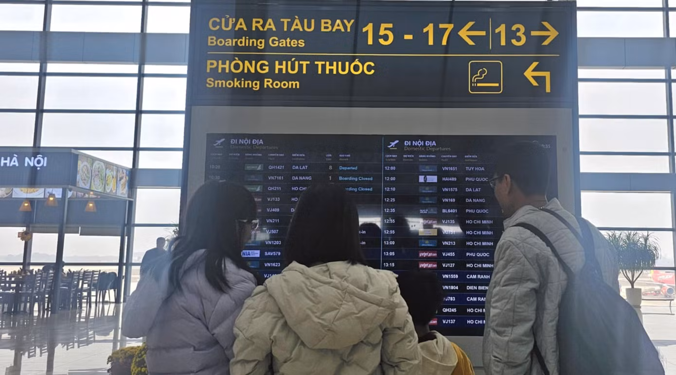 Cục HKVN đánh giá, giai đoạn cao điểm Tết Nguyên đán 2025, đặc biệt trong các ngày sát Tết, sản lượng hành khách tại các cảng hàng không, sân bay tăng rất cao, gây áp lực lớn lên hệ thống hạ tầng hàng không và chất lượng dịch vụ hành khách. Ảnh: Nguyễn Thành.