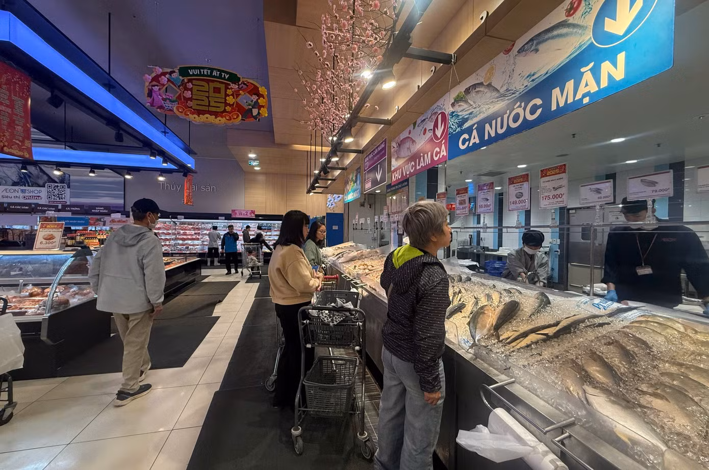 Anh N.Đ. (nhân viên bán hàng tại Aeon Mall Long Biên) cho biết, từ sáng đến chiều 24/1 anh mới bán được 1 đơn hàng. “Lượng mua năm nay giảm hẳn so với năm ngoái, khách hàng thưa vắng. Hàng hóa ế ẩm, dù giảm sâu cũng không có người hỏi”, anh Đ. nói.