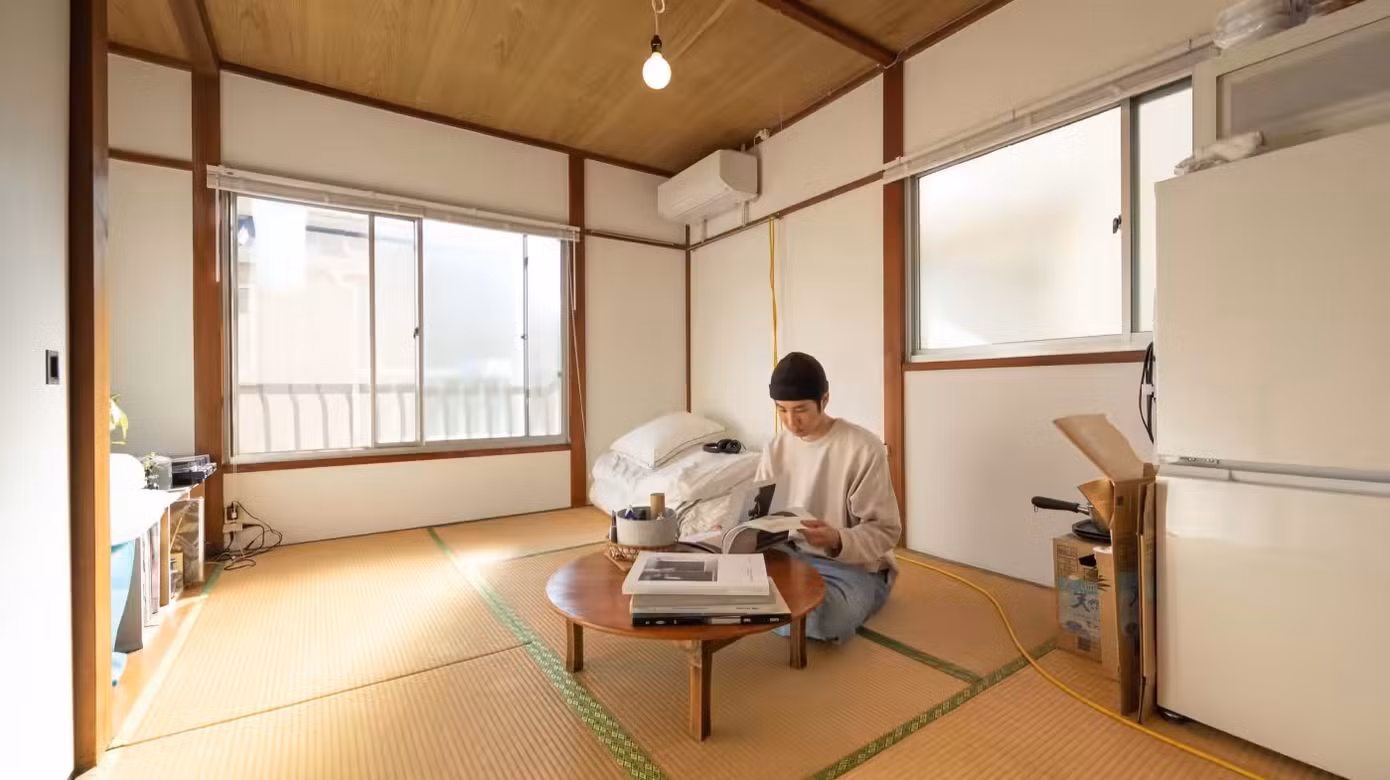 Căn hộ của Arata Noguchi ở Setagaya của Tokyo không có bồn tắm, phù hợp với mong muốn của anh về một cuộc sống tối giản. - Ảnh: Shihoko Nakaoka