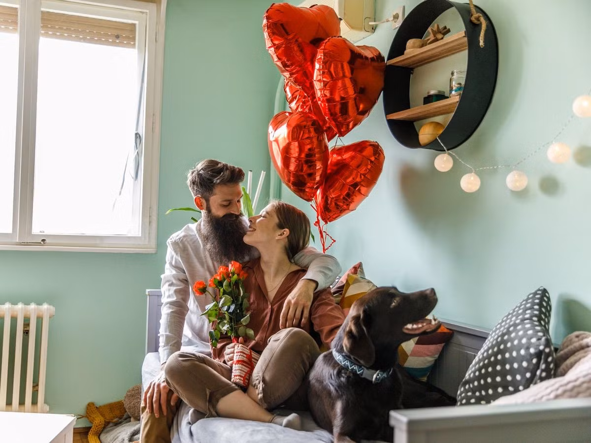Cách tán tỉnh mà ChatGPT gợi ý thường quá dài dòng và không mang tính cá nhân. Trong khi đó, chuyện kết đôi với một người đòi hỏi cảm xúc thực. Ảnh: BI.