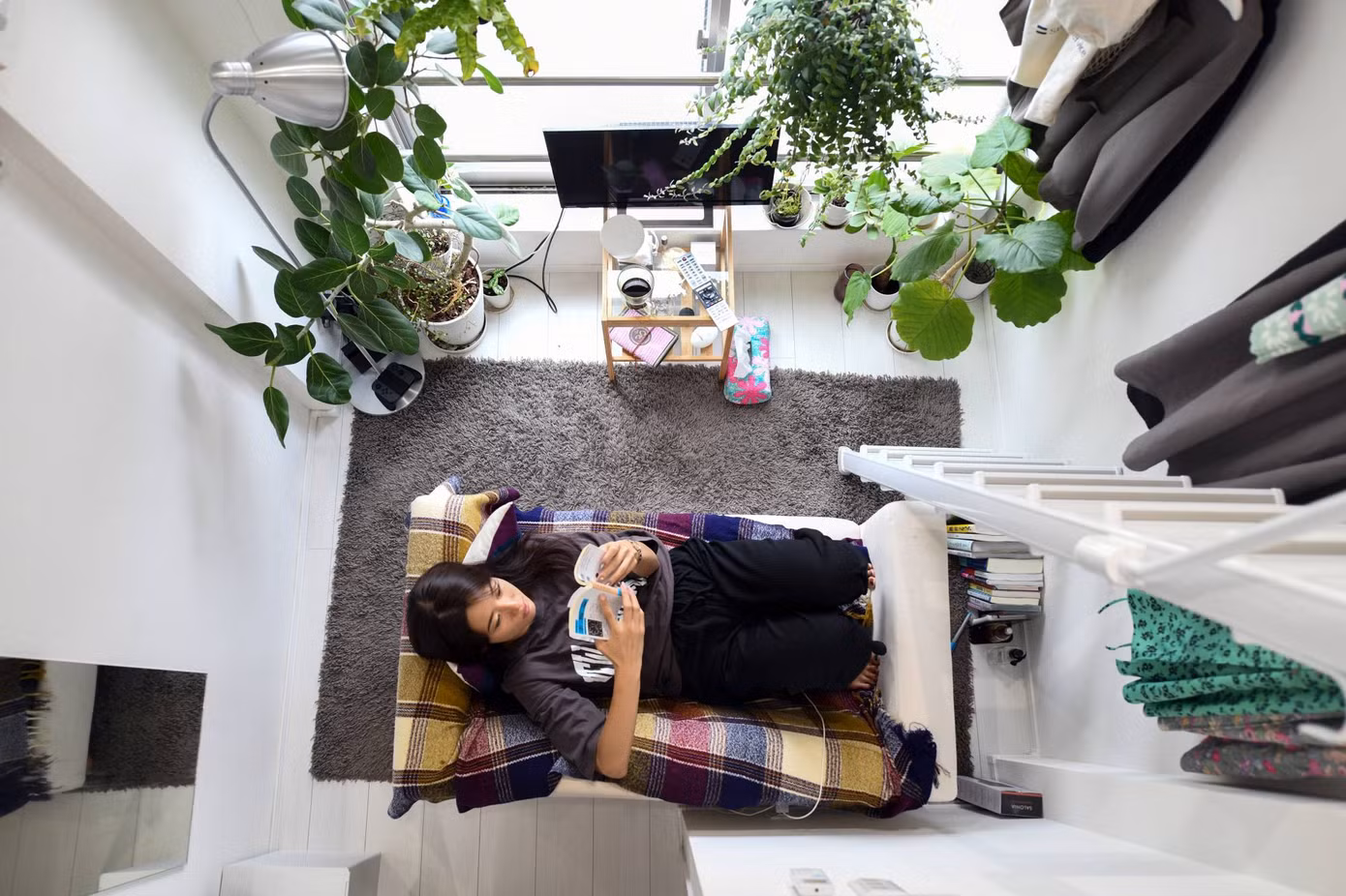 Kana Komatsubara, 26 tuổi, đọc sách giữa không gian cây cối thật "chill" trong căn hộ siêu nhỏ ở Tokyo.