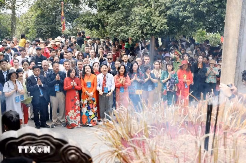 Đoàn kiều bào dâng hương tưởng niệm các Vua Hùng tại đền Thượng.(Ảnh: TTXVN)