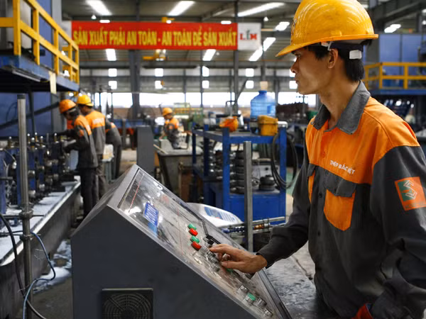 Nhà nước sẽ định kỳ công bố thông tin về mức lương từng ngành, từng vùng. Ảnh: Hồng Vĩnh
