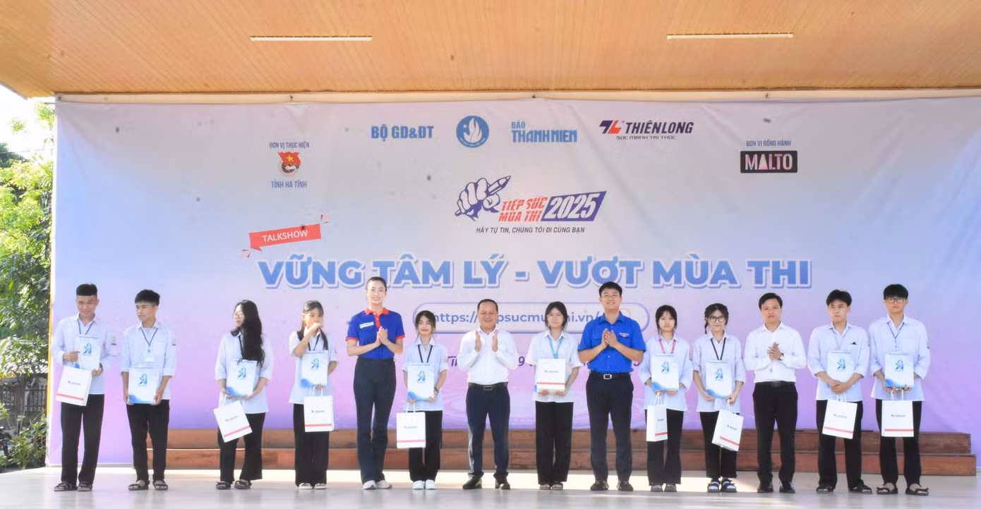 Ban Tổ chức phối hợp cùng các đơn vị đồng hành trao học bổng cho 10 bạn học sinh có hoàn cảnh khó khăn đạt thành tích cao trong học tập.