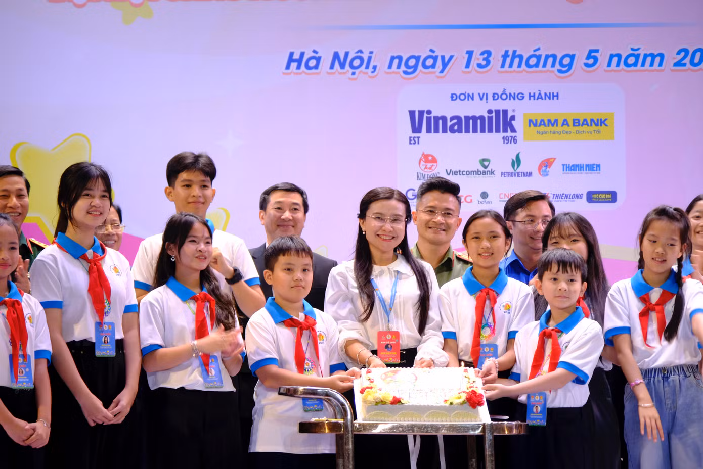 Chị Nguyễn Phạm Duy Trang - Bí thư T.Ư Đoàn, Chủ tịch Hội đồng Đội T.Ư cùng các đại biểu thiếu nhi thổi nến, chúc mừng sinh nhật 84 năm Ngày thành lập Đội TNTP Hồ Chí Minh.