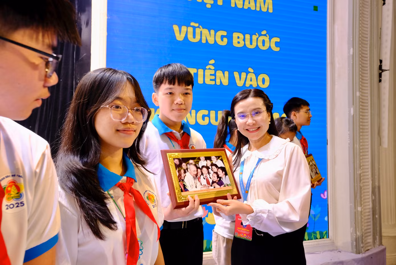 Chị Nguyễn Phạm Duy Trang - Bí thư T.Ư Đoàn, Chủ tịch Hội đồng Đội T.Ư gặp mặt thân mật và trao quà cho đại diện các đoàn đại biểu thiếu nhi tham dự Đại hội. Ảnh: Châu Linh