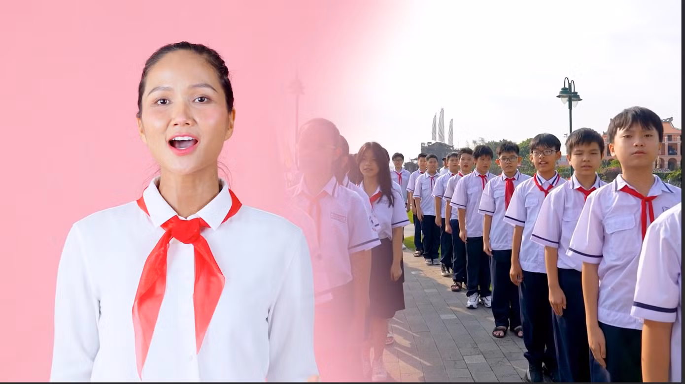 MV có sự tham gia của hơn 50 nghệ sĩ cùng các em thiếu nhi đến từ mọi miền Tổ quốc.
