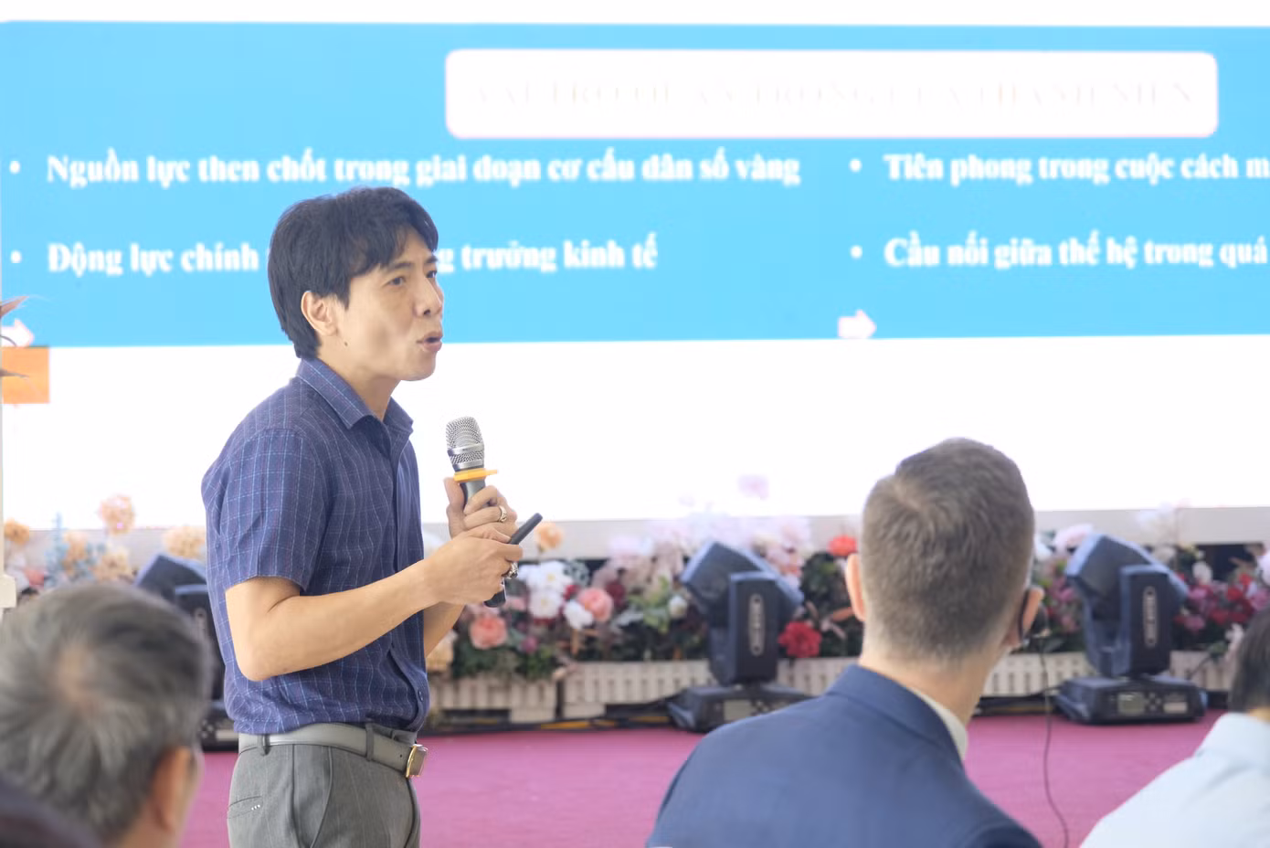 TS. Đặng Vũ Cảnh Linh - Viện trưởng Viện Nghiên cứu Thanh niên chia sẻ tại diễn đàn.