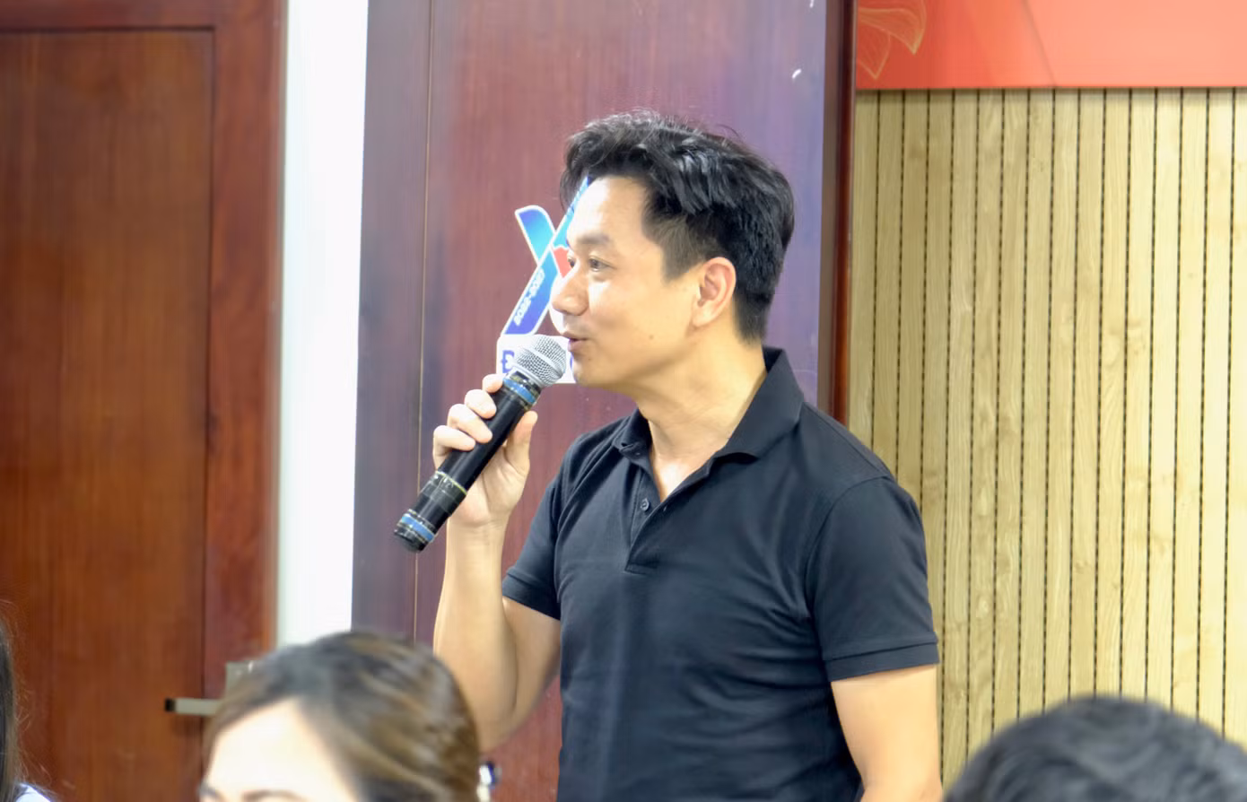 Các nhà báo, phóng viên đặt câu hỏi tại chương trình.