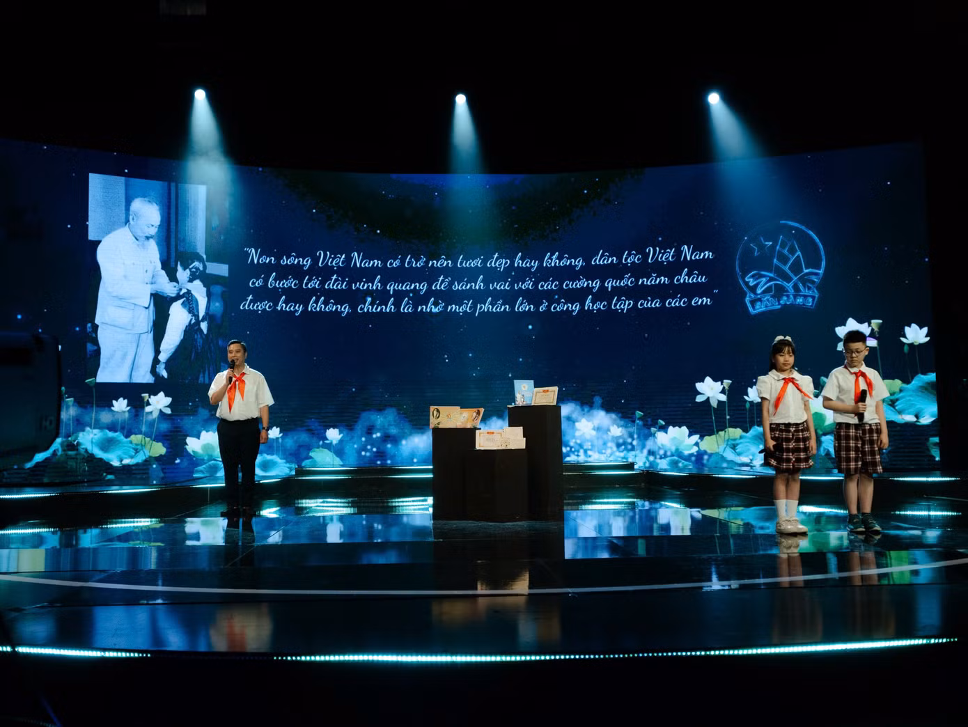 Lời dạy của Chủ tịch Hồ Chí Minh trích trong “Thư gửi học sinh nhân ngày khai trường đầu tiên của nước Việt Nam Dân chủ Cộng hòa” ngày 15-9-1945 được tái hiện lại trên sân khấu.