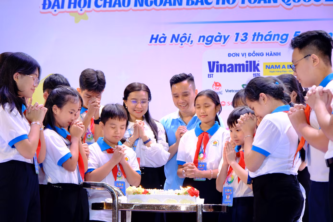 Chị Nguyễn Phạm Duy Trang - Bí thư T.Ư Đoàn, Chủ tịch Hội đồng Đội T.Ư cùng các đại biểu thiếu nhi thổi nến, chúc mừng sinh nhật 84 năm Ngày thành lập Đội TNTP Hồ Chí Minh.