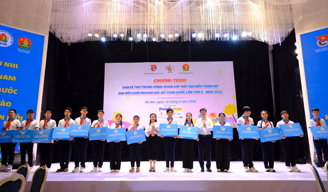 Chị Nguyễn Phạm Duy Trang - Bí thư T.Ư Đoàn, Chủ tịch Hội đồng Đội T.Ư gặp mặt thân mật và trao quà cho đại diện các đoàn đại biểu thiếu nhi tham dự Đại hội. Ảnh: Châu Linh
