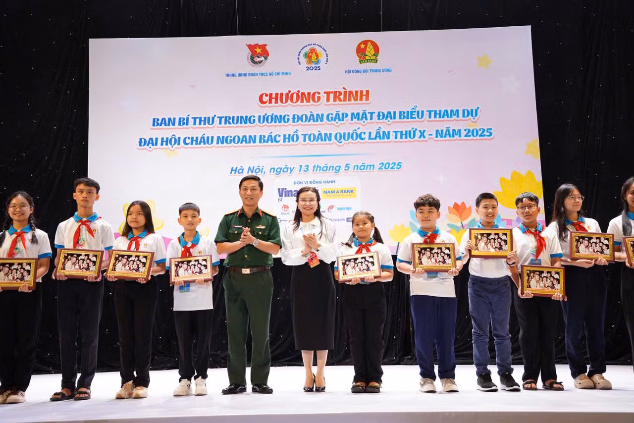 Chị Nguyễn Phạm Duy Trang - Bí thư T.Ư Đoàn, Chủ tịch Hội đồng Đội T.Ư gặp mặt thân mật và trao quà cho đại diện các đoàn đại biểu thiếu nhi tham dự Đại hội. Ảnh: Châu Linh