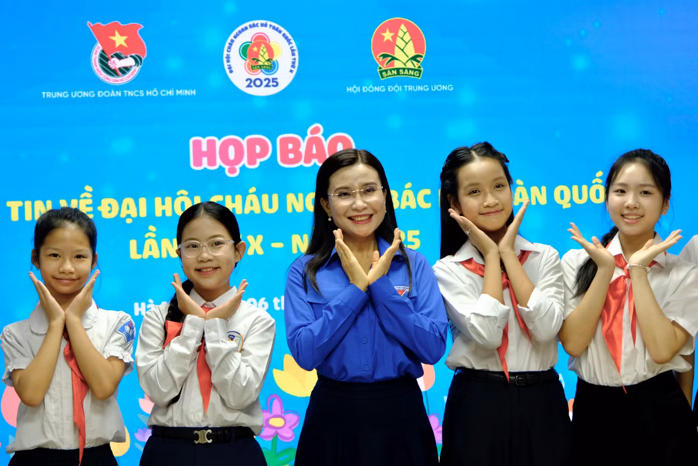 Chị Nguyễn Phạm Duy Trang chụp ảnh cùng các em thiếu nhi tiêu biểu tại chương trình.