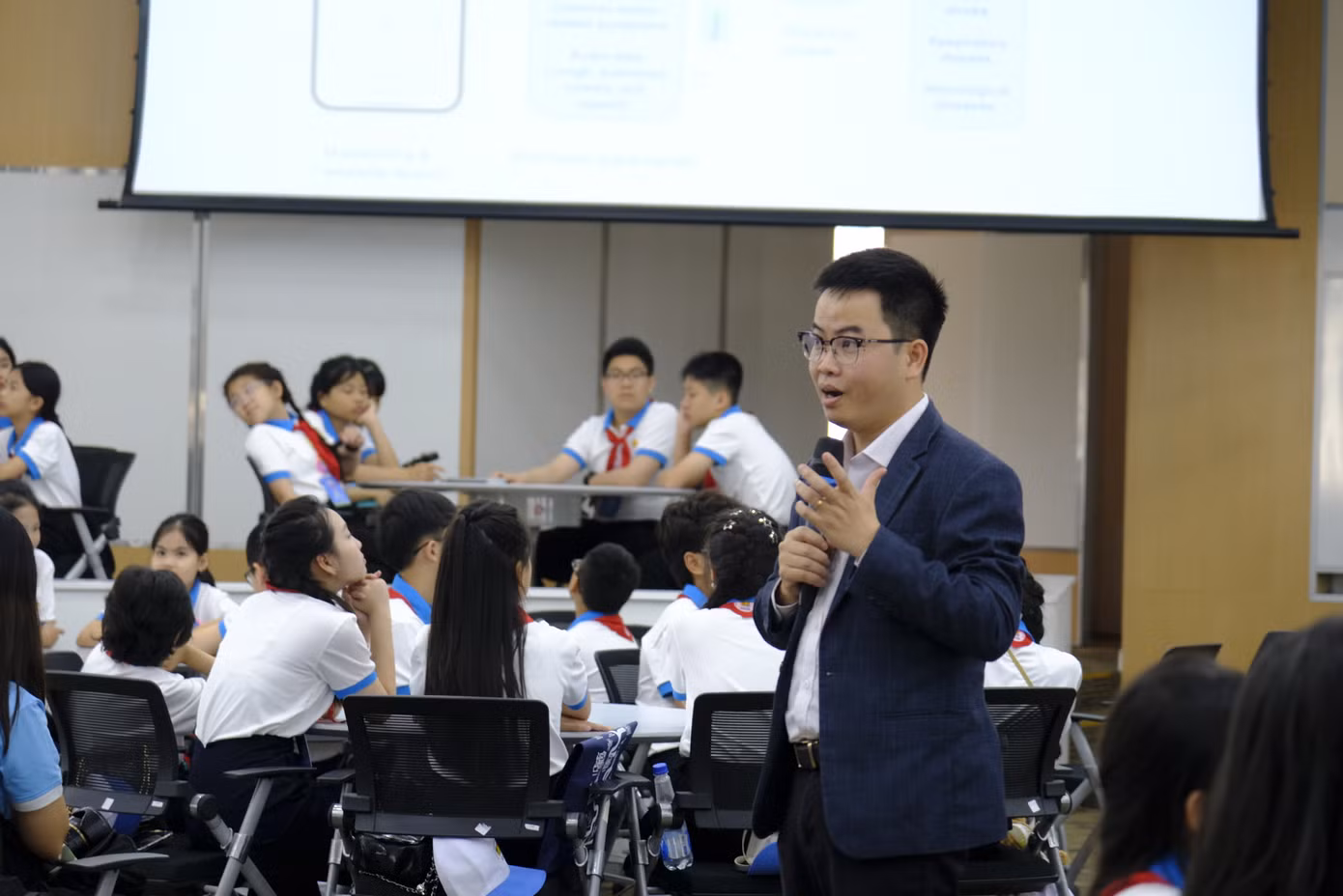 TS. Phạm Huy Hiệu - Gương mặt trẻ Việt Nam tiêu biểu năm 2024 truyền cảm hứng cho các đại biểu Cháu ngoan Bác Hồ. Ảnh: Châu Linh