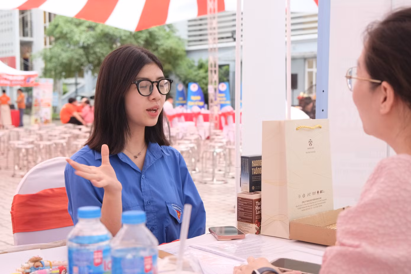Chị Nguyễn Kim - đại diện tuyển dụng nhân sự của Công ty TNHH Dược phẩm Khang Linh đang giới thiệu việc làm cho sinh viên. Ảnh: C.Linh