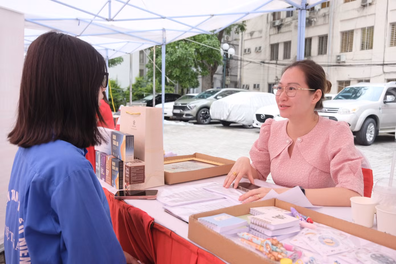 Chị Nguyễn Kim - đại diện tuyển dụng nhân sự của Công ty TNHH Dược phẩm Khang Linh đang giới thiệu việc làm cho sinh viên. Ảnh: C.Linh