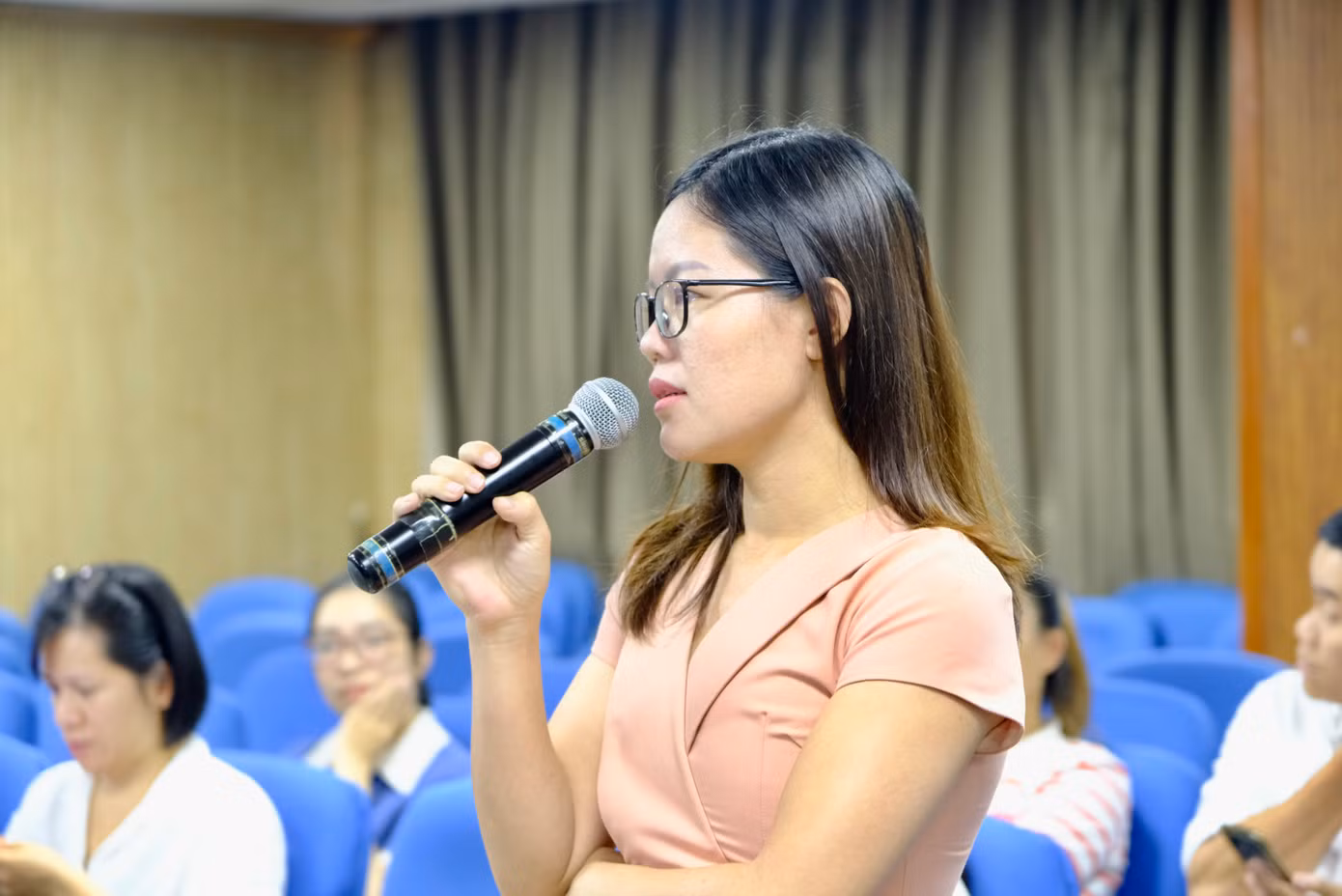 Các nhà báo, phóng viên đặt câu hỏi tại chương trình.