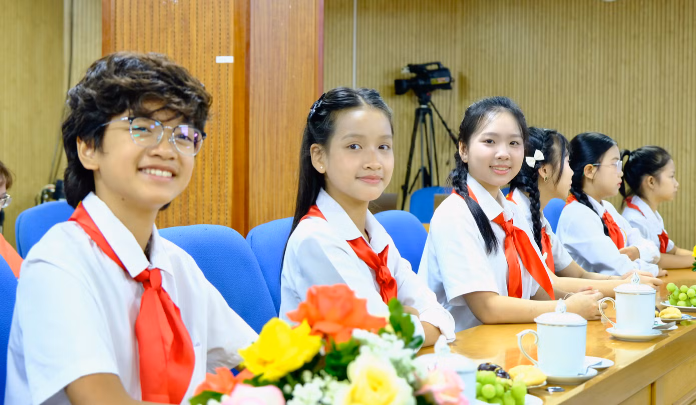 Những đại biểu thiếu nhi tiêu biểu tham dự buổi họp báo.