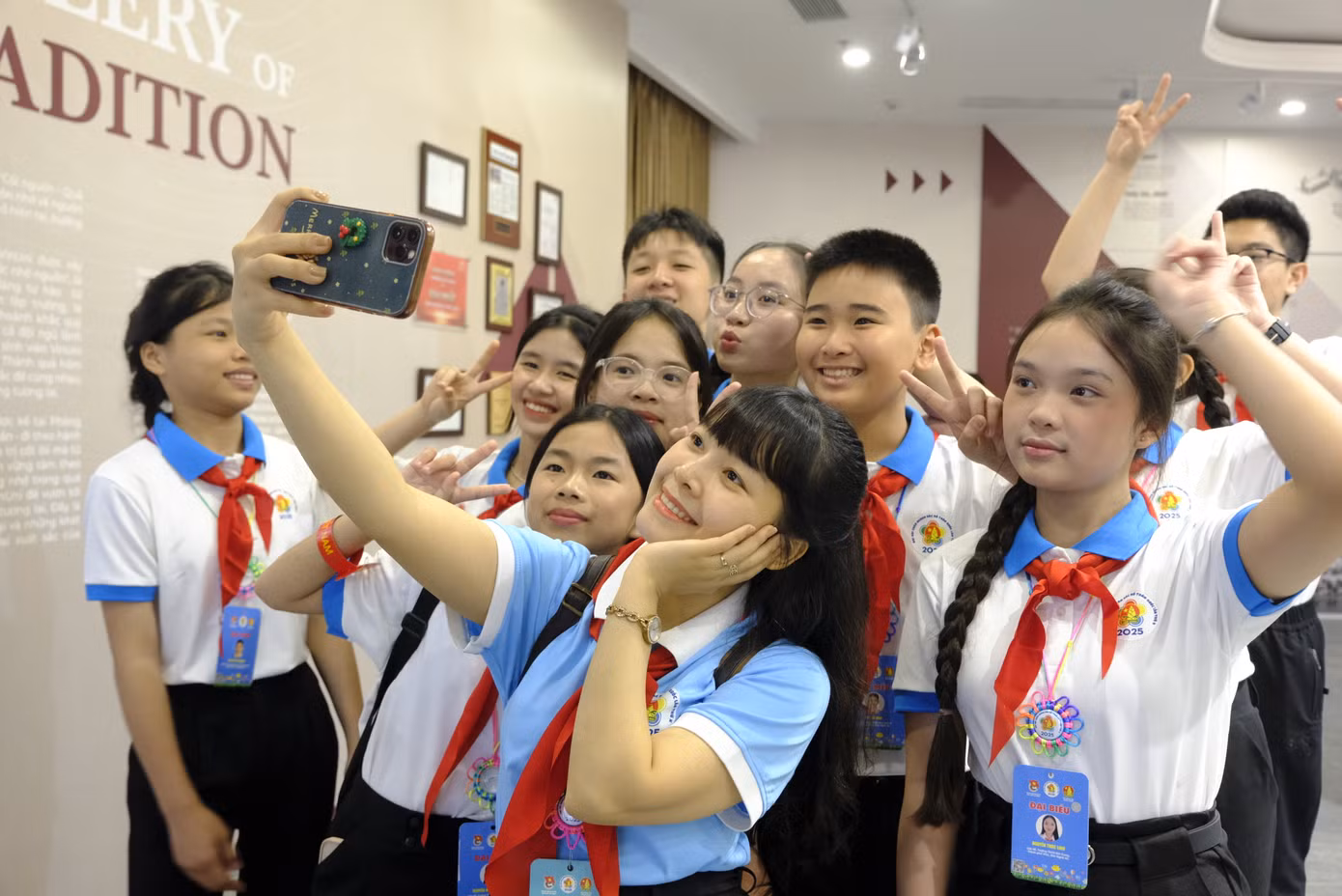Đại biểu thiếu nhi tham quan, trải nghiệm tại Đại học VinUni. Ảnh: Châu Linh