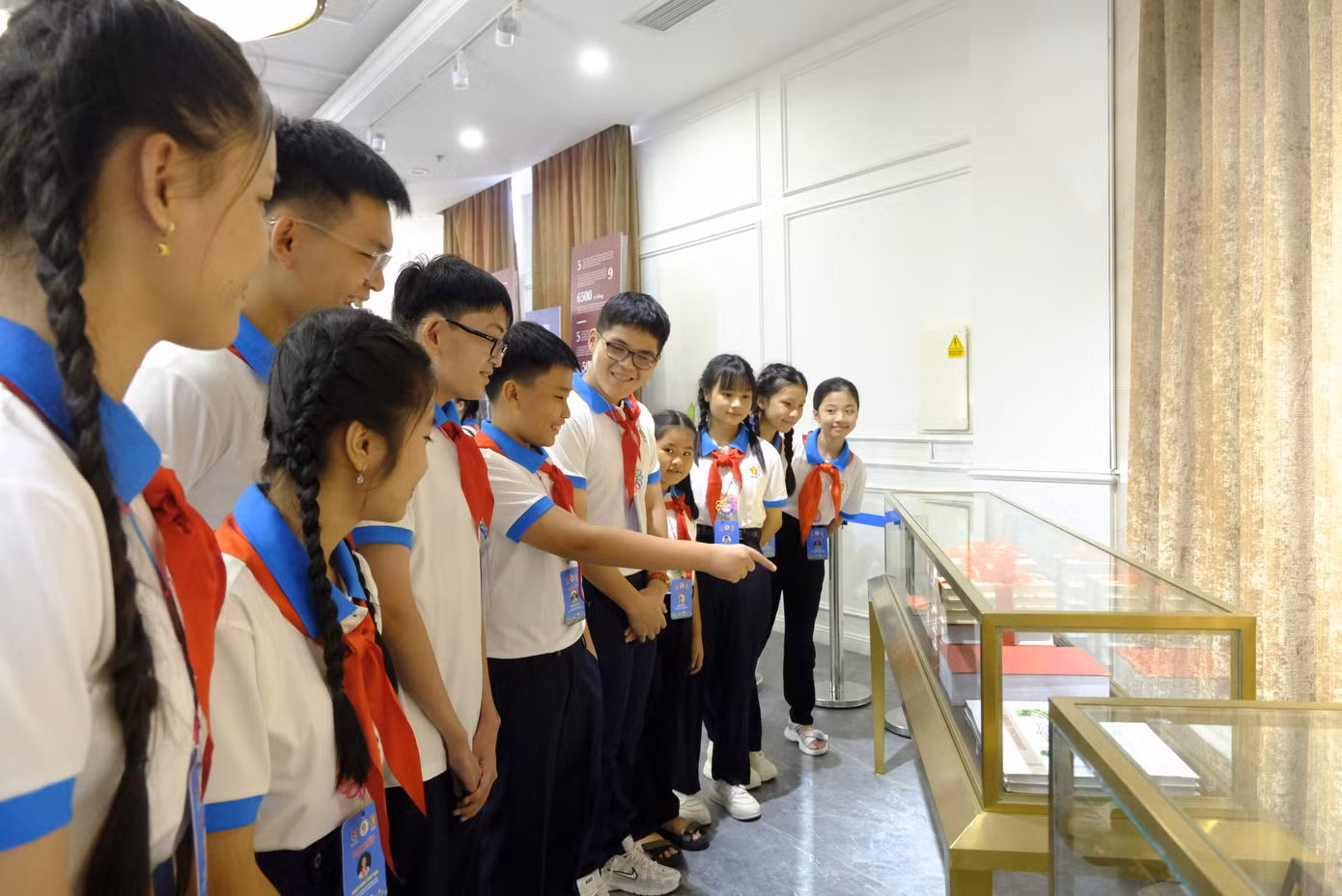 Đại biểu thiếu nhi tham quan, trải nghiệm tại Đại học VinUni. Ảnh: Châu Linh