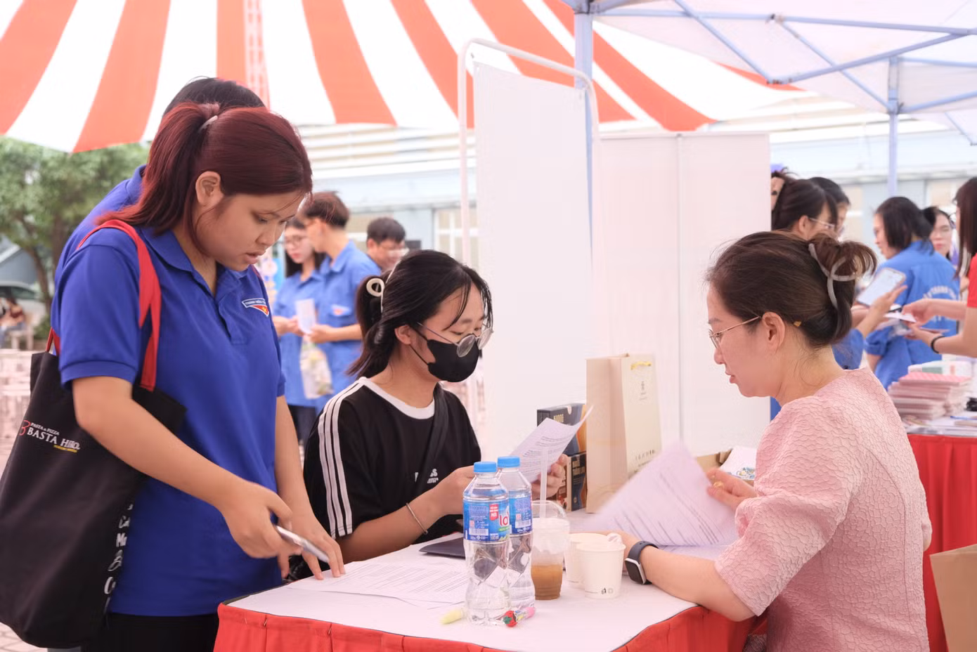 Chị Nguyễn Kim - đại diện tuyển dụng nhân sự của Công ty TNHH Dược phẩm Khang Linh đang giới thiệu việc làm cho sinh viên. Ảnh: C.Linh