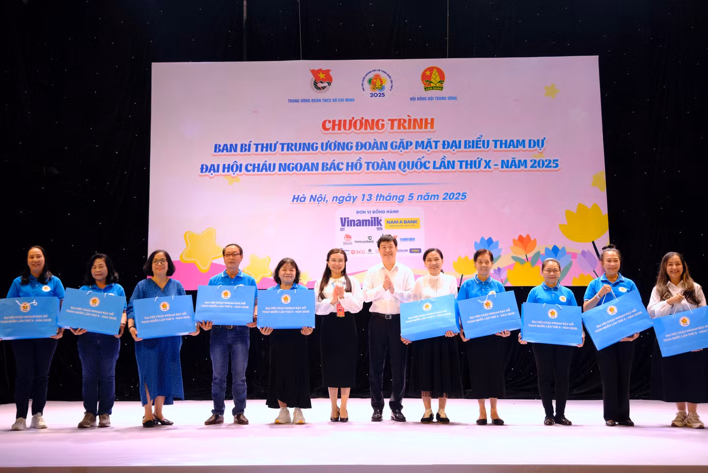 Chị Nguyễn Phạm Duy Trang - Bí thư T.Ư Đoàn, Chủ tịch Hội đồng Đội T.Ư trao quà cho các nguyên đại biểu Đại hội Cháu ngoan Bác Hồ các thời kỳ.