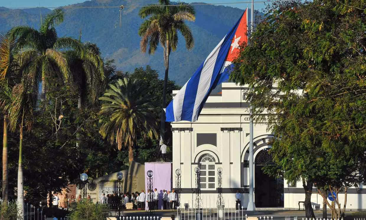 Người dân Cuba thành kính dâng hoa trước mộ lãnh tụ Fidel Castro ảnh 2