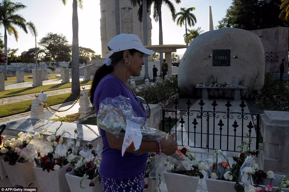 Người dân Cuba thành kính dâng hoa trước mộ lãnh tụ Fidel Castro ảnh 8