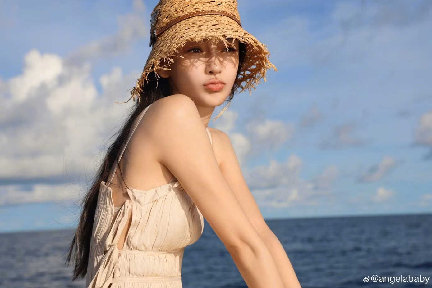 Angelababy mất dần danh tiếng sau ồn ào xem Lisa múa thoát y. Ảnh: Weibo. Angelababy mất dần danh tiếng sau ồn ào xem Lisa múa thoát y. Ảnh: Weibo.