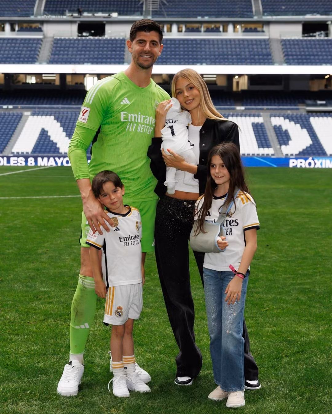 Mishel Gerzig là vợ Thibaut Courtois, thủ môn của Real Madrid. Hai người yêu nhau từ năm 2021 và chính thức trở thành vợ chồng trong đám cưới xa hoa ở miền nam nước Pháp. Cặp đôi chào đón con đầu lòng vào đầu tháng 4. Thibaut còn có hai con riêng.