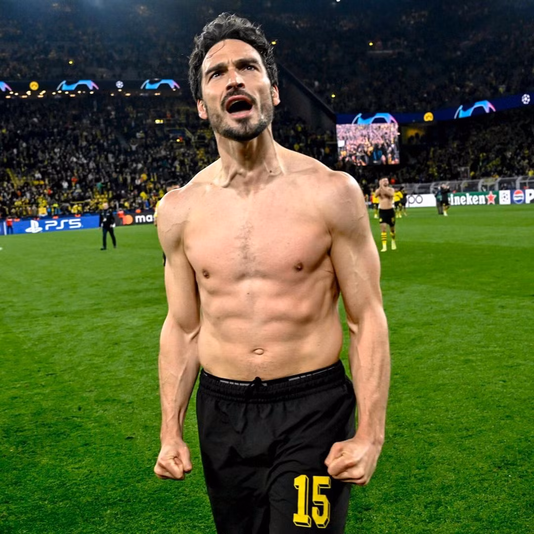 Sau khi chia tay với vợ Cathy Fischer vào tháng 11/2022, trung vệ Mats Hummels được cho là đã bắt đầu mối quan hệ mới với mỹ nhân Nicola Cavanis. Vào ngày 31/5, Cavanis xuất hiện trong ảnh chụp bữa tiệc cùng gia đình tới London để xem Dortmund thi đấu.
