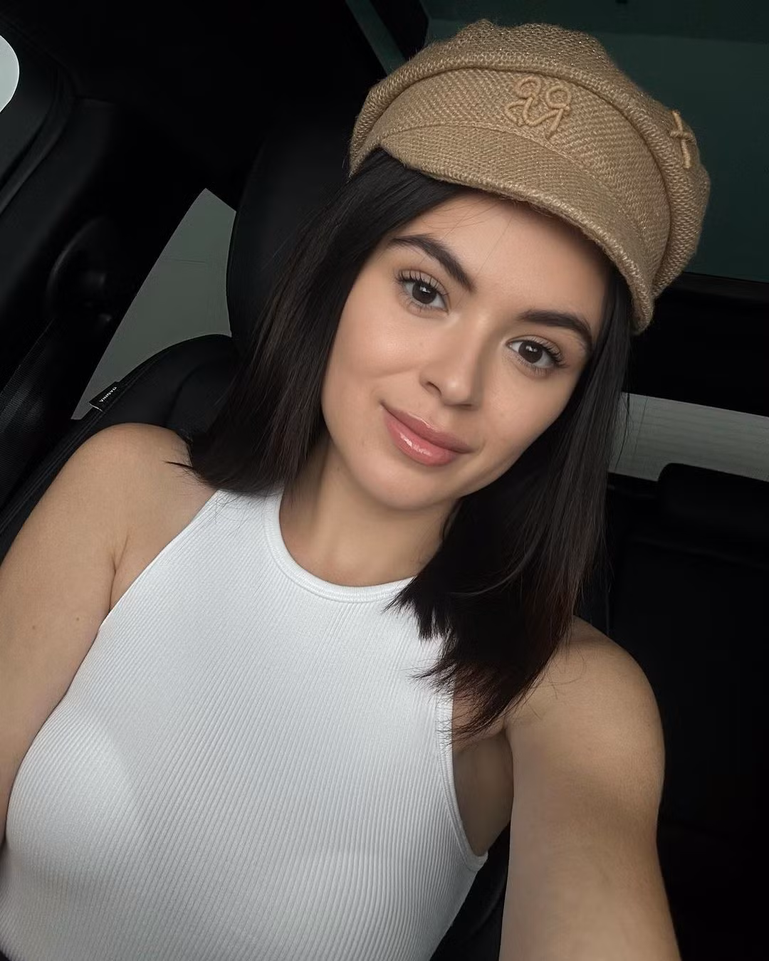 Anastasia Tamazova là người có ảnh hưởng trên Instagram, với hơn 177.000 người theo dõi. Cô thường xuyên được nhìn thấy trên sân vận động Bernabeu ở Madrid, Tây Ban Nha, để cổ vũ cho chồng.