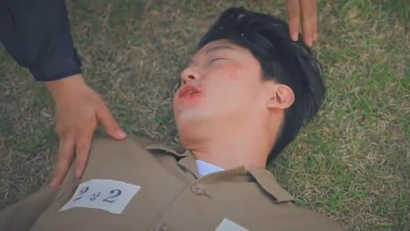 Anh dàn cảnh để bị thương để được đưa ra ngoài.